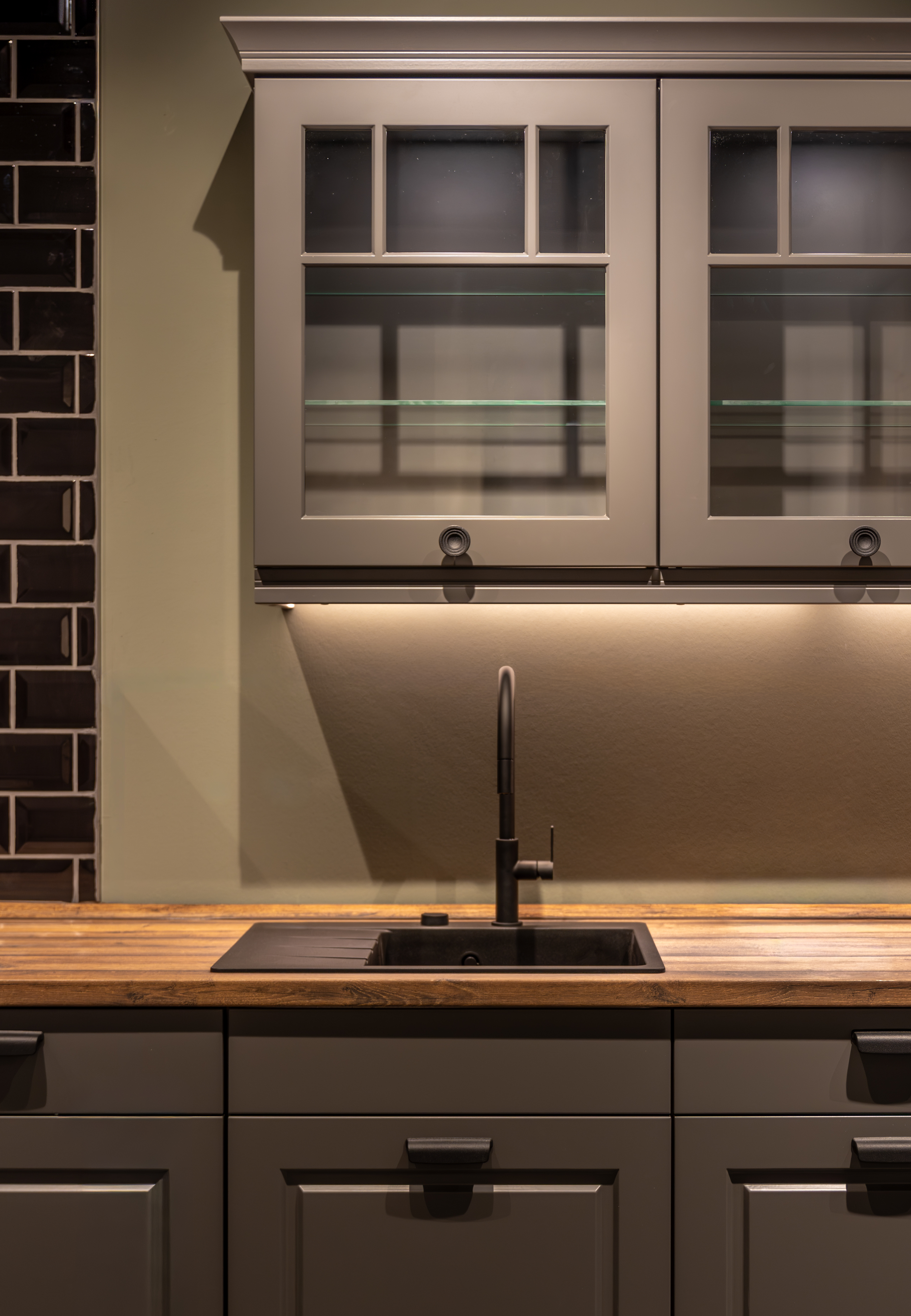 Minimalist kitchen electrical
